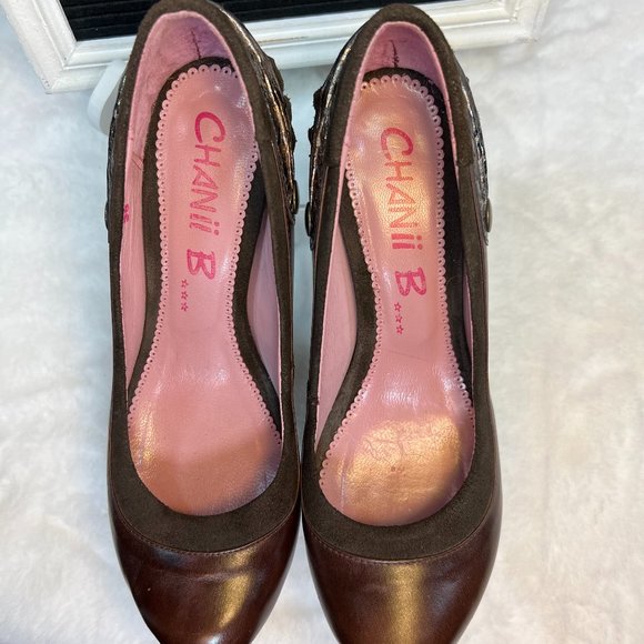 CHANII B Brown Leather w Suede Ruffle Trim and Gold Accent Heels- 7.5 - Picture 9 of 12